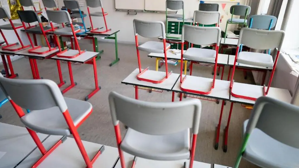 Stuehle-stehen-in-einer-Schule-in-Berlin-auf-den-Tischen