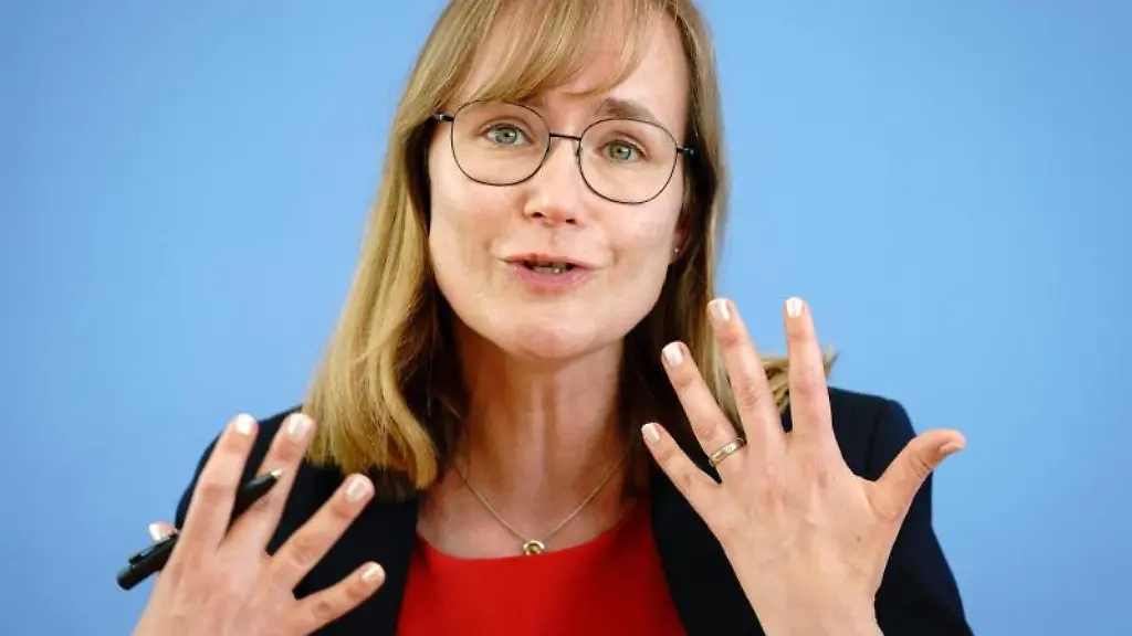 Eva-von-Angern-Spitzenkandidatin-der-Partie-die-Linke-in-Sachsen-Anhalt