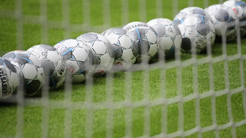 Fussbaelle-liegen-in-einem-Tor