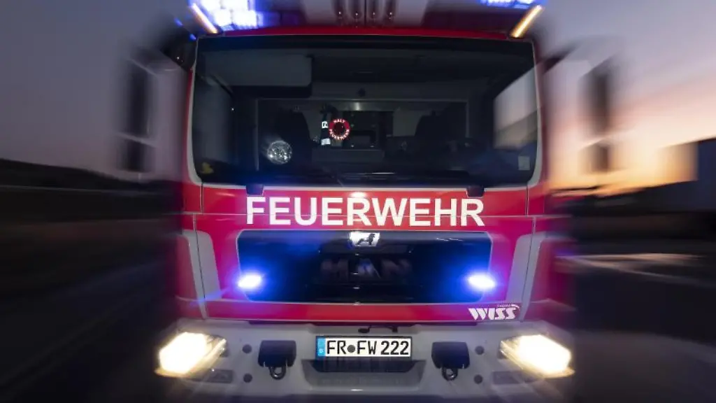 Ein-Feuerwehrfahrzeug-steht-mit-eingeschaltetem-Blaulicht-auf-einer-Strasse