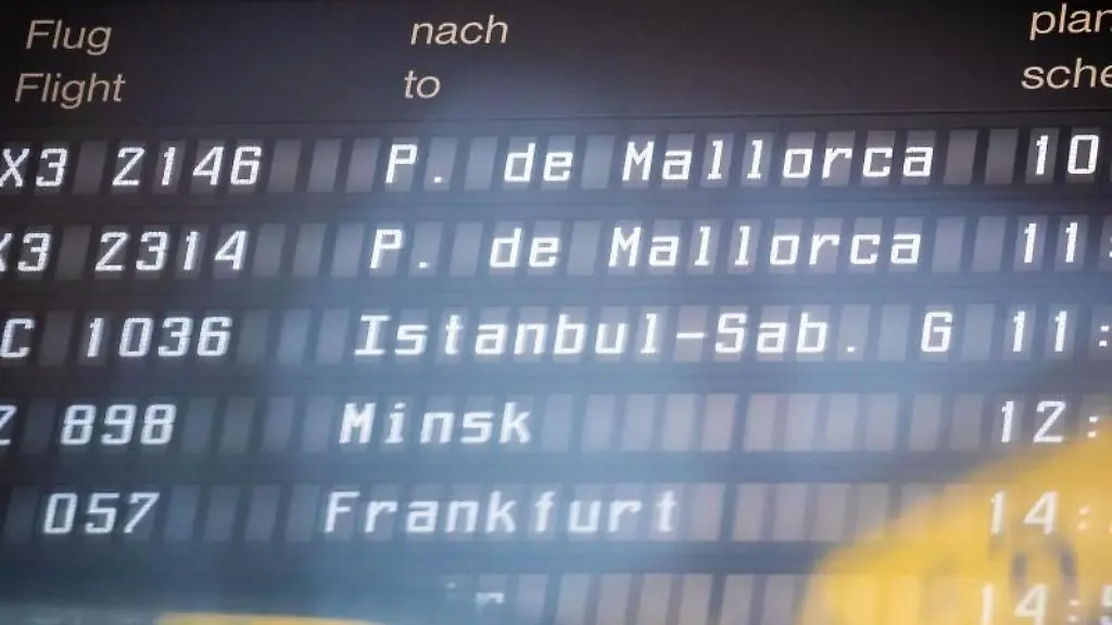 Zwei-Abfluege-nach-Palma-de-Mallorca-mit-kurzem-Zeitabstand-sind-auf-einer-Anzeigetafel-zu-sehen