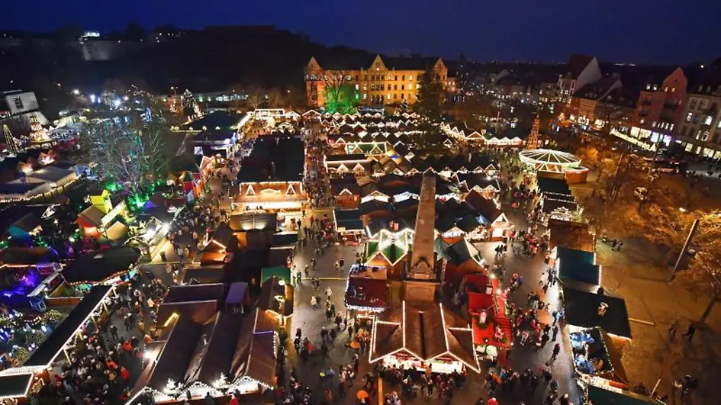 Tausende-Lichter-leuchten-auf-dem-Erfurter-Weihnachtsmarkt
