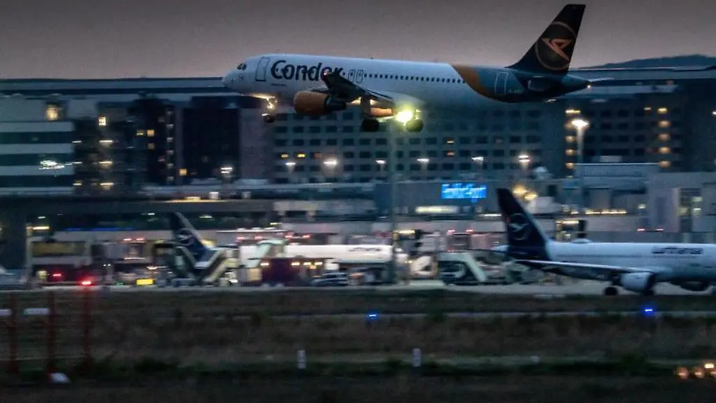 Eine-Maschine-landet-bei-Einbruch-der-Dunkelheit-auf-dem-Frankfurter-Flughafen
