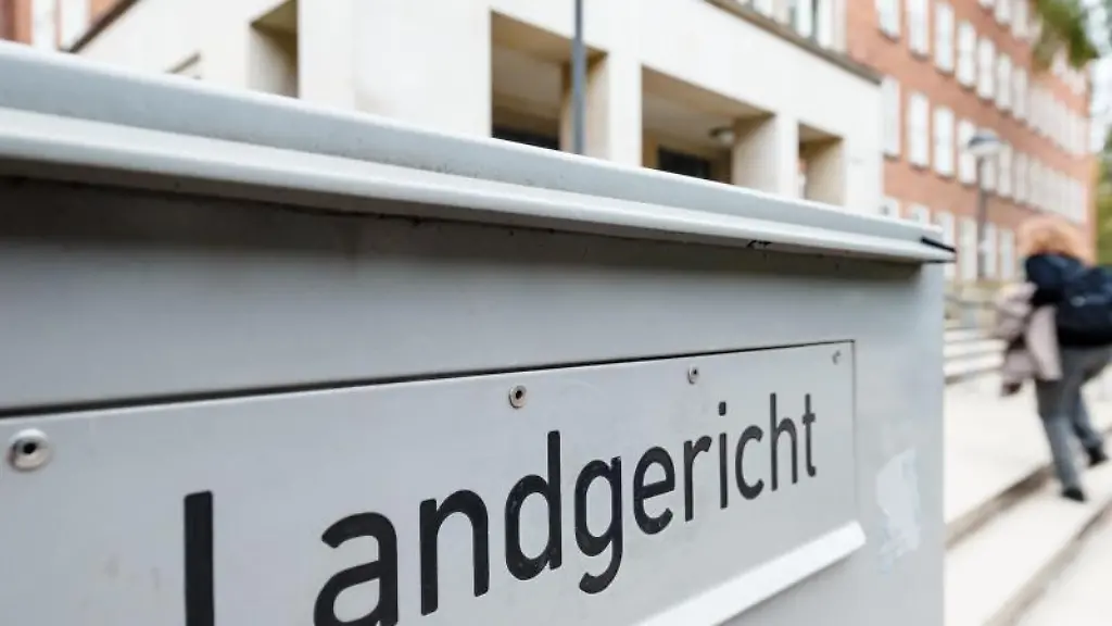 Die-Aufschrift-Landgericht-an-einem-Briefkasten-am-Eingang-des-Landgerichts-in-Kiel