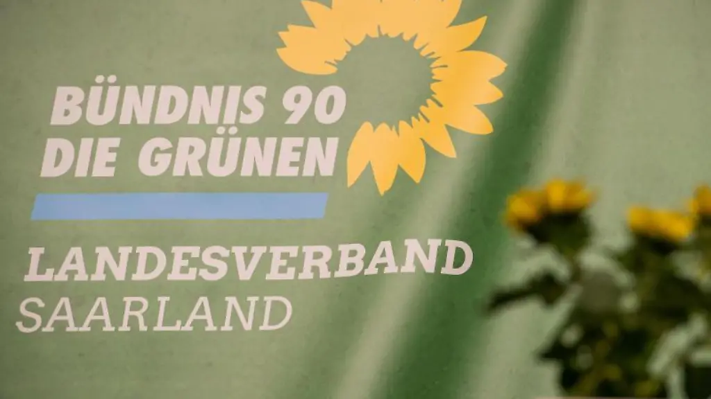 Das-Logo-des-Landesverbandes-Saarland-Buendnis-90-Die-Gruenen-ist-auf-einem-Transparent-zu-sehen