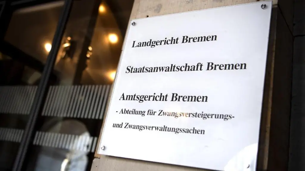 Ein-Schild-weisst-auf-das-Landgericht-hin