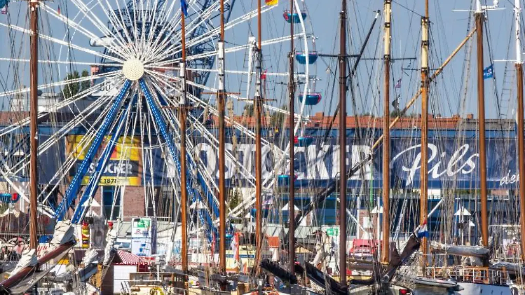 Segelboote-und-Traditionsschiffe-haben-im-Stadthafen-festgemacht