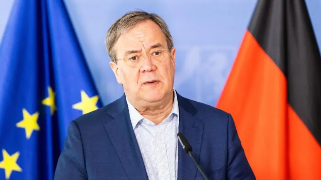 Armin-Laschet-Ministerpraesident-von-Nordrhein-Westfalen-spricht-waehrend-einer-Pressekonferenz