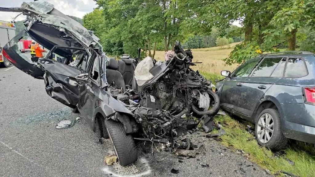 Das-Wrack-eines-Autos-liegt-auf-der-Bundesstrasse-253-Dillenburg-Biedenkopf-zwischen-Eschenburg-Simmersbach-und-Breidenbach-Oberdieten
