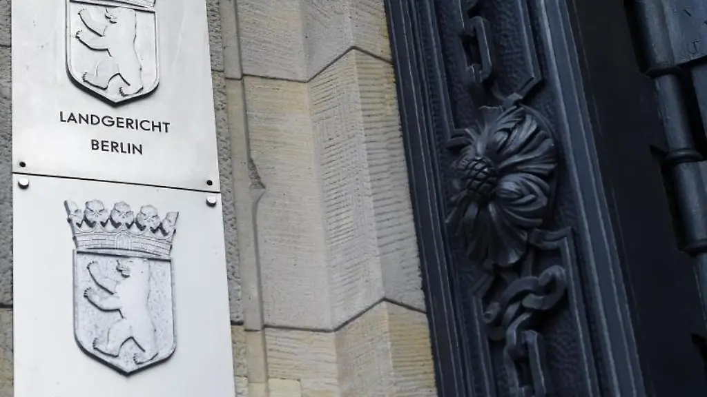 Schilder-am-Landgericht-Berlin