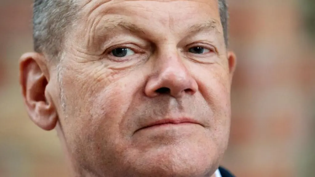 Olaf-Scholz-Kanzlerkandidat-und-Spitzenkandidat-der-SPD-schaut-in-die-Kamera