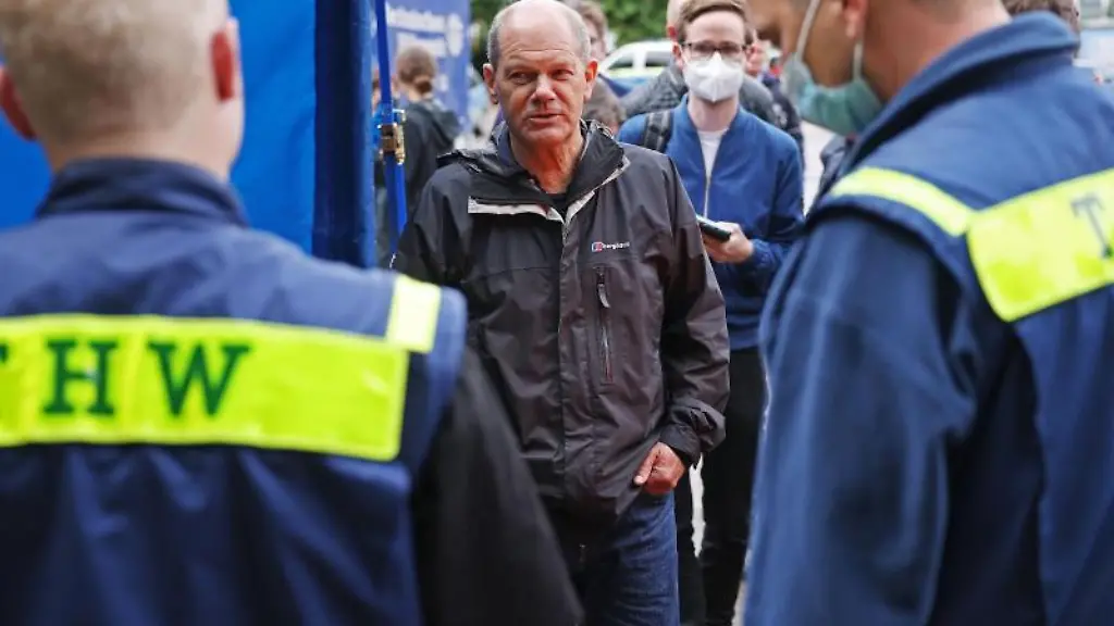 Olaf-Scholz-SPD-Bundesfinanzminister-und-Kanzlerkandidat-spricht-mit-THW-Helfern