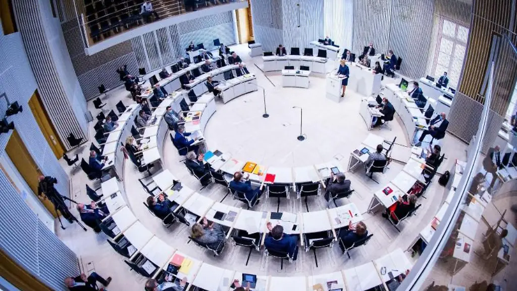 Blick-in-den-Plenarsaal-des-Landtags-von-Mecklenburg-Vorpommern