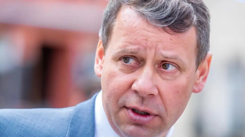 Michael-Sack-der-CDU-Spitzenkandidat-schaut-in-die-Runde