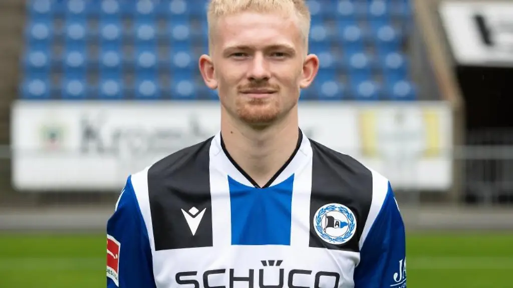 Jomaine-Consbruch-defensiver-Mittelfeldspieler-aus-Deutschland