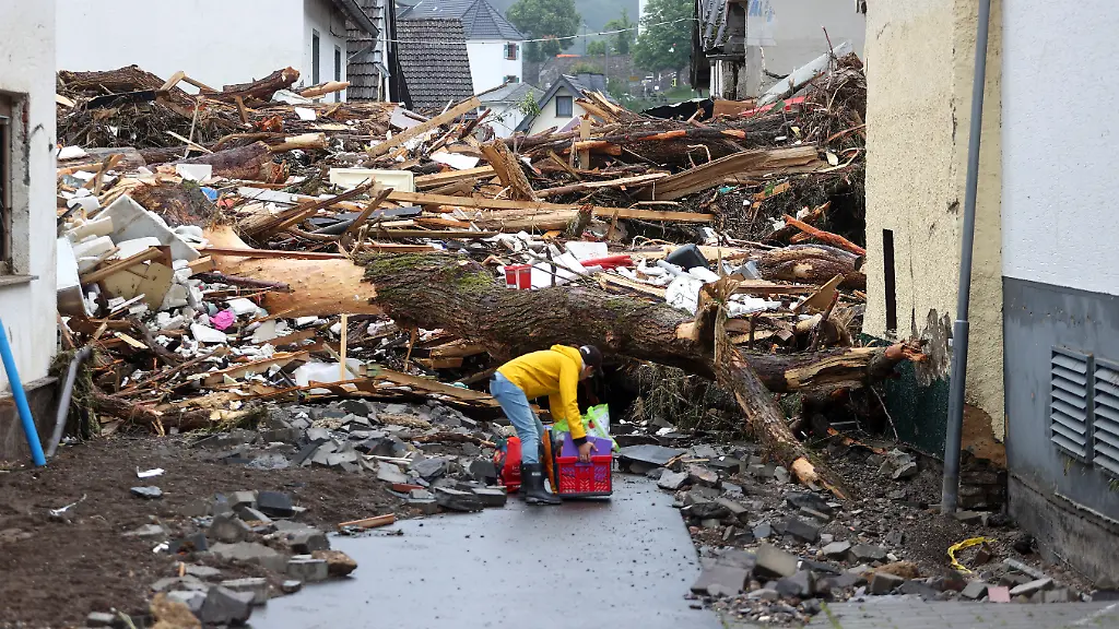 2021-07-16T121411Z-899039841-RC2LLO90YPTV-RTRMADP-3-EUROPE-WEATHER-GERMANY