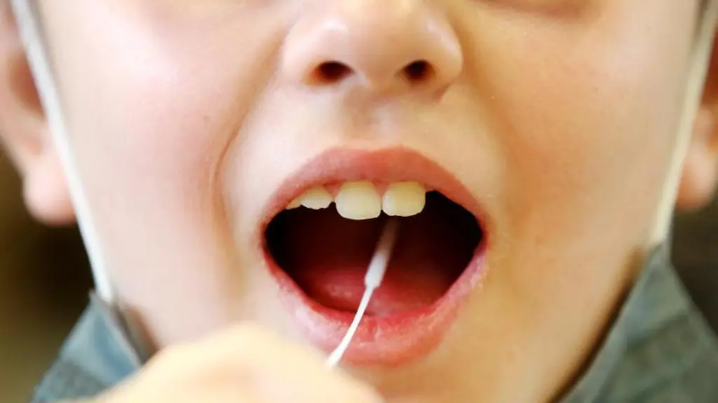 Eine-Schuelerin-der-Maria-Kunigunda-Grundschule-in-Essen-Karnap-macht-den-Lolli-Test