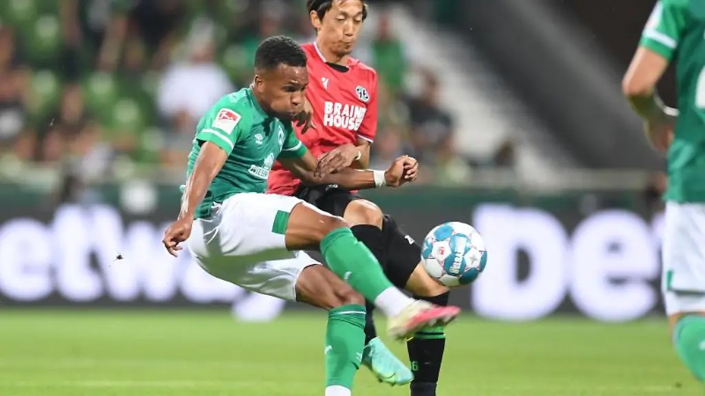 Werders-Felix-Agu-l-kommt-vor-Hannovers-Sei-Muroya-an-den-Ball