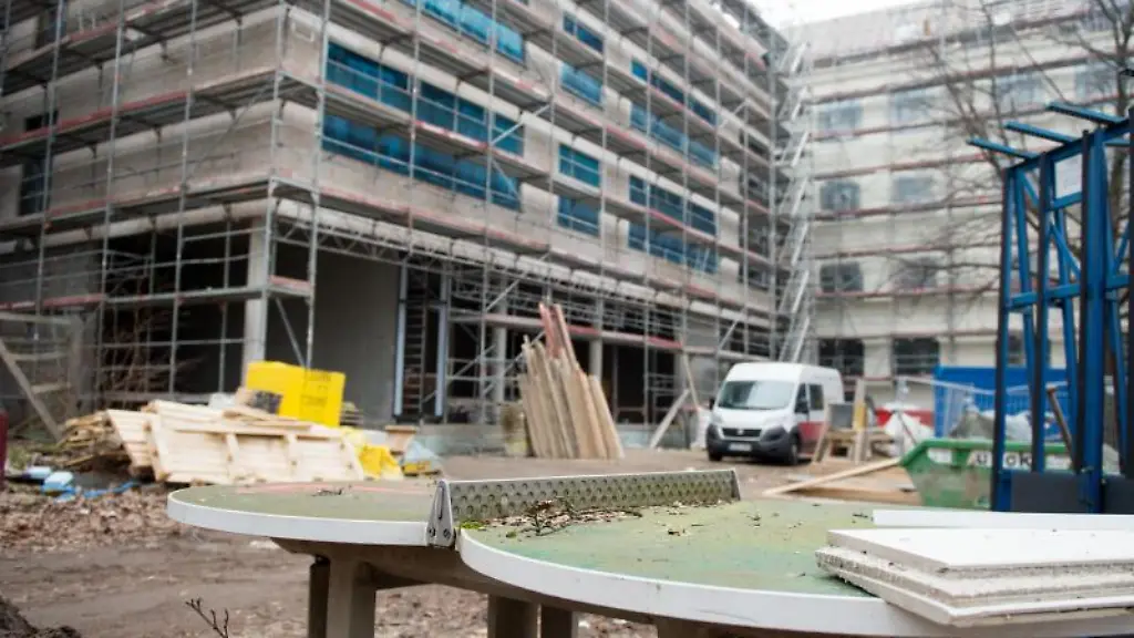 Eine-Tischtennisplatte-steht-auf-der-Baustelle-einer-Schule