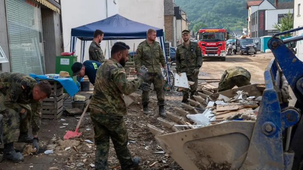 Soldaten-der-Bundeswehr-helfen-bei-den-Aufraeumarbeiten-nach-der-Flutkatastrophe