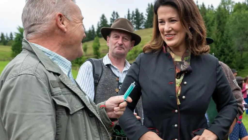 Der-Landtagsabgeordnete-Klaus-Steiner-zeigt-Staatsministerin-Michaela-Kaniber-eine-Einwegspritze