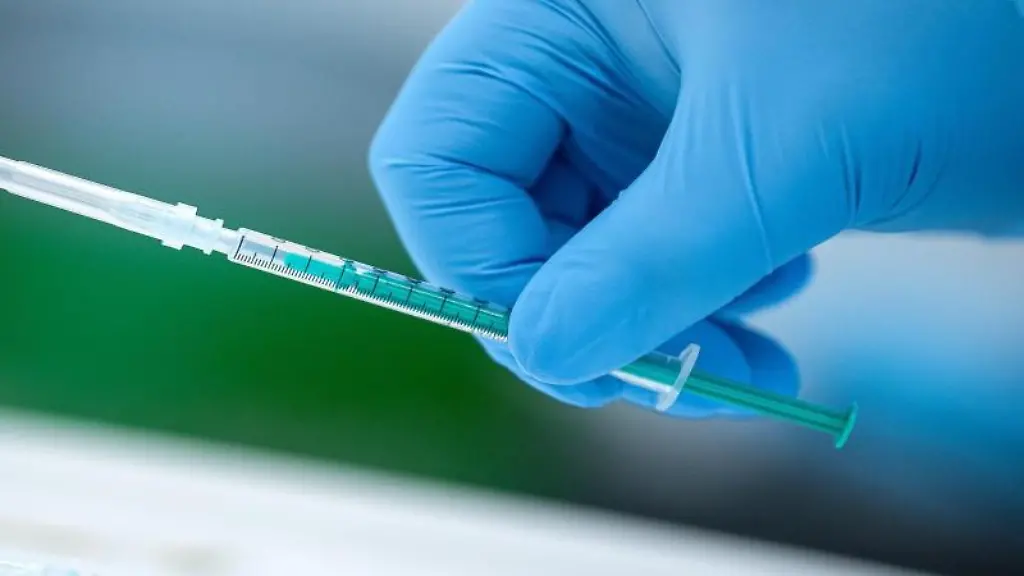 Eine-Spritze-mit-einem-Impfstoff