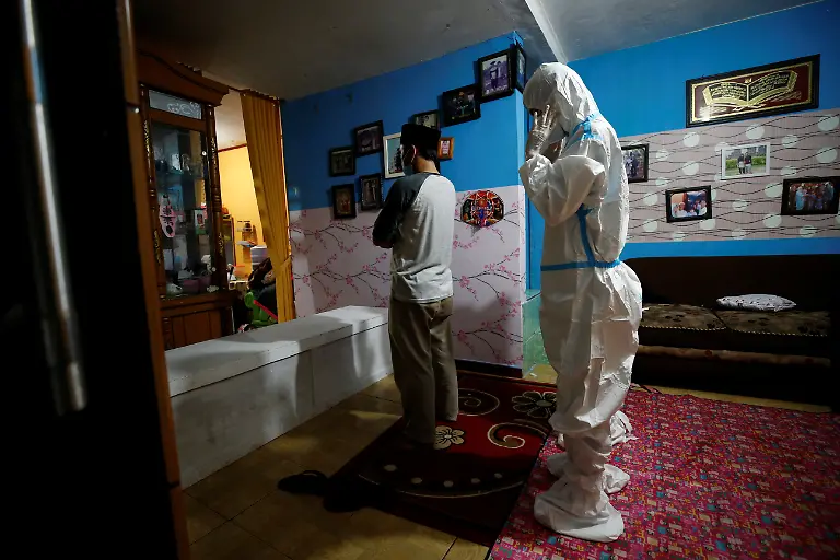 angeho-rige-beten-vor-sarg-von-56-ja-hriger