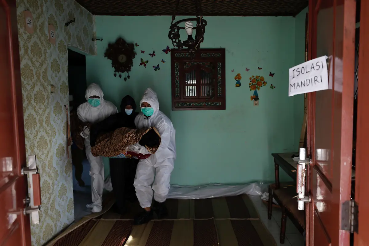 Angeho-rige-tragen-Ko-rper-von-Yoyoh-Sa-diah-vor-Einbalsamierung