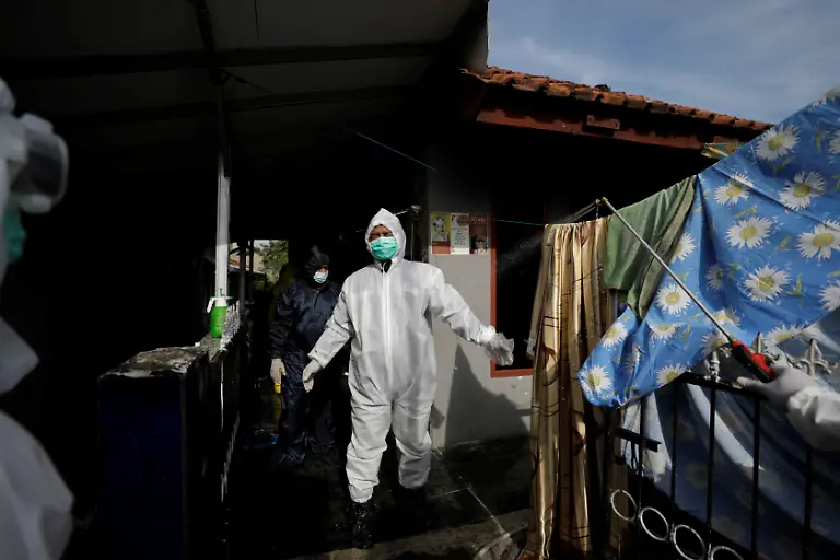 Nachbarin-von-Yoyoh-Sa-diah-vor-Einbalsamierung-mit-Desinfektionsmittel-bespru-ht