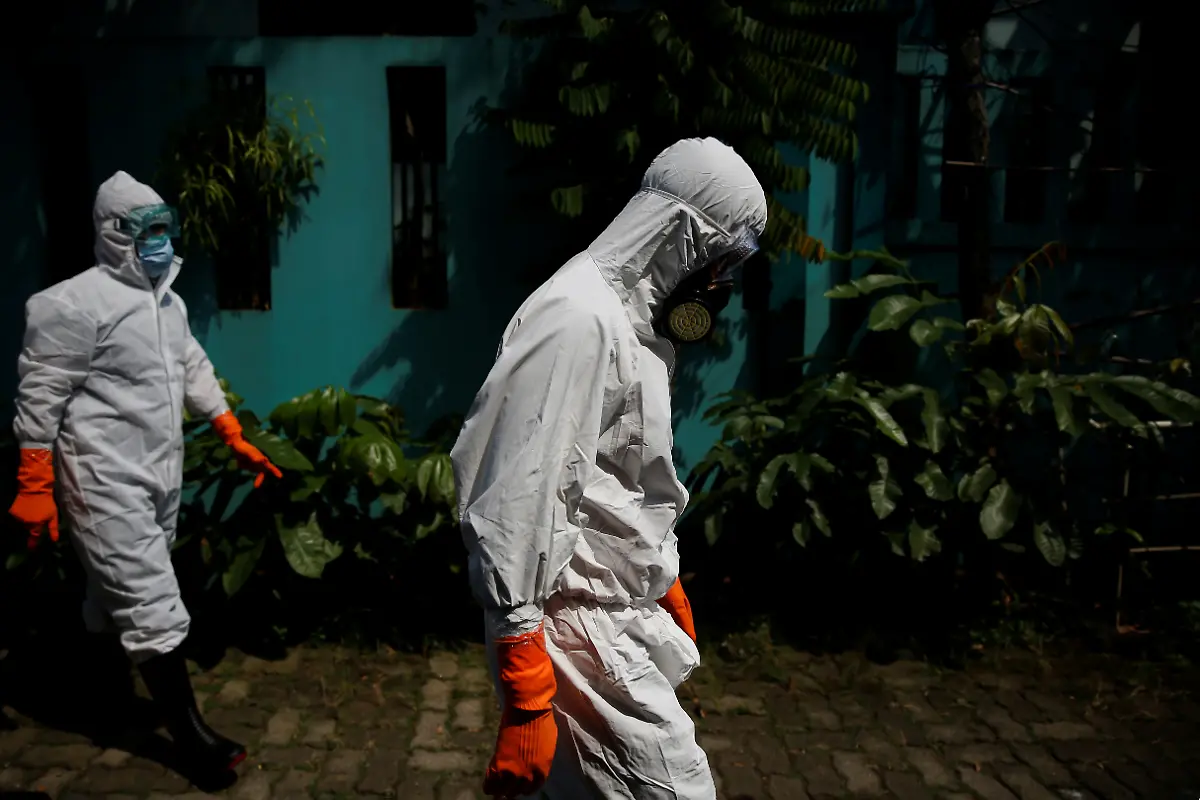 2021-07-15T230221Z-1545177642-RC2ZGO9WJZG4-RTRMADP-3-HEALTH-CORONAVIRUS-INDONESIA-UNDERTAKERS