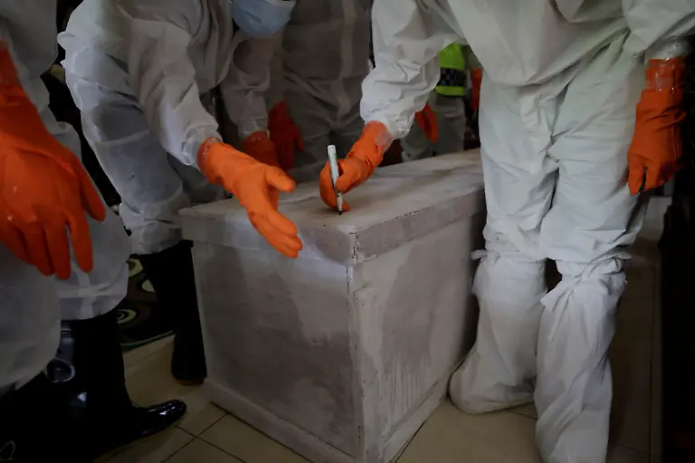 2021-07-15T230215Z-1879600521-RC2TGO916615-RTRMADP-3-HEALTH-CORONAVIRUS-INDONESIA-UNDERTAKERS