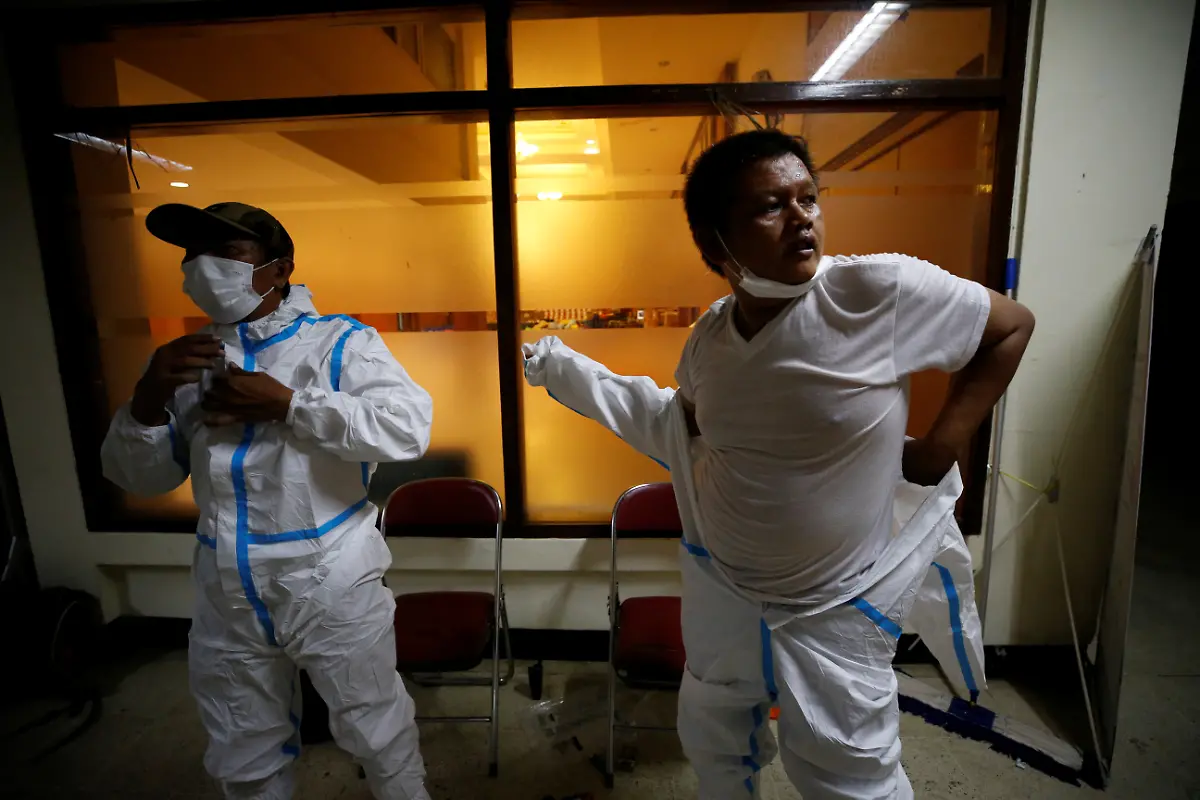 Ardi-zieht-Schutzkleidung-an