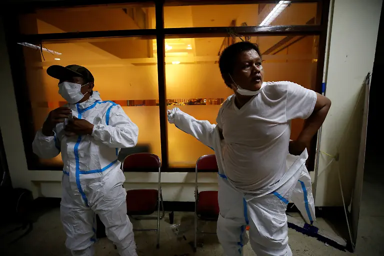 Ardi-zieht-Schutzkleidung-an