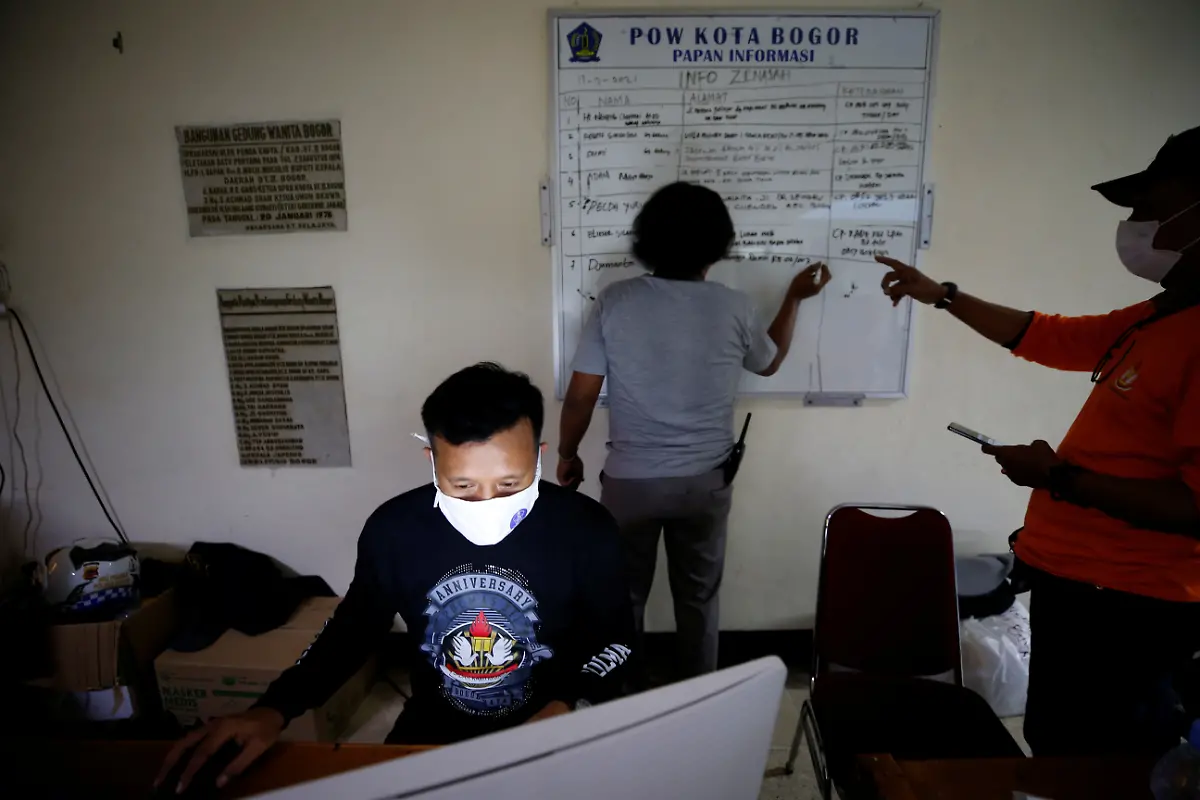 2021-07-15T230208Z-688162777-RC2HIO96EWIP-RTRMADP-3-HEALTH-CORONAVIRUS-INDONESIA-UNDERTAKERS