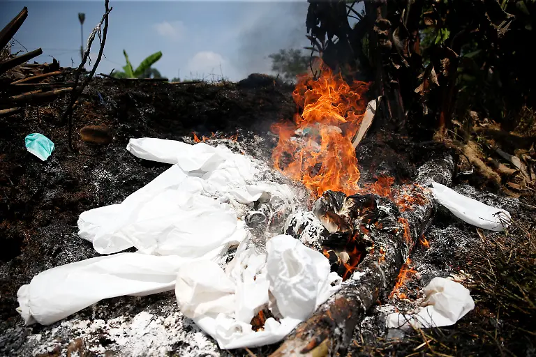Schutzausru-stung-verbrennen-nach-Beerdigung