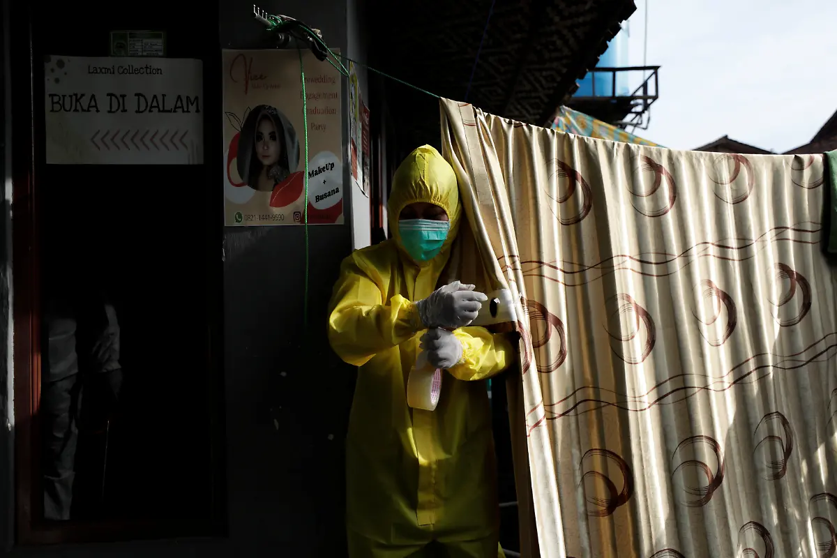 Novi-Bawazi-bereitet-sich-fu-r-EInbalsamierng-der-Mutter-vor