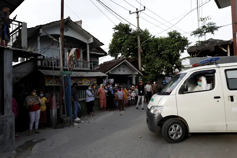 2021-07-15T230155Z-1835041432-RC29GO9CWWQ1-RTRMADP-3-HEALTH-CORONAVIRUS-INDONESIA-UNDERTAKERS