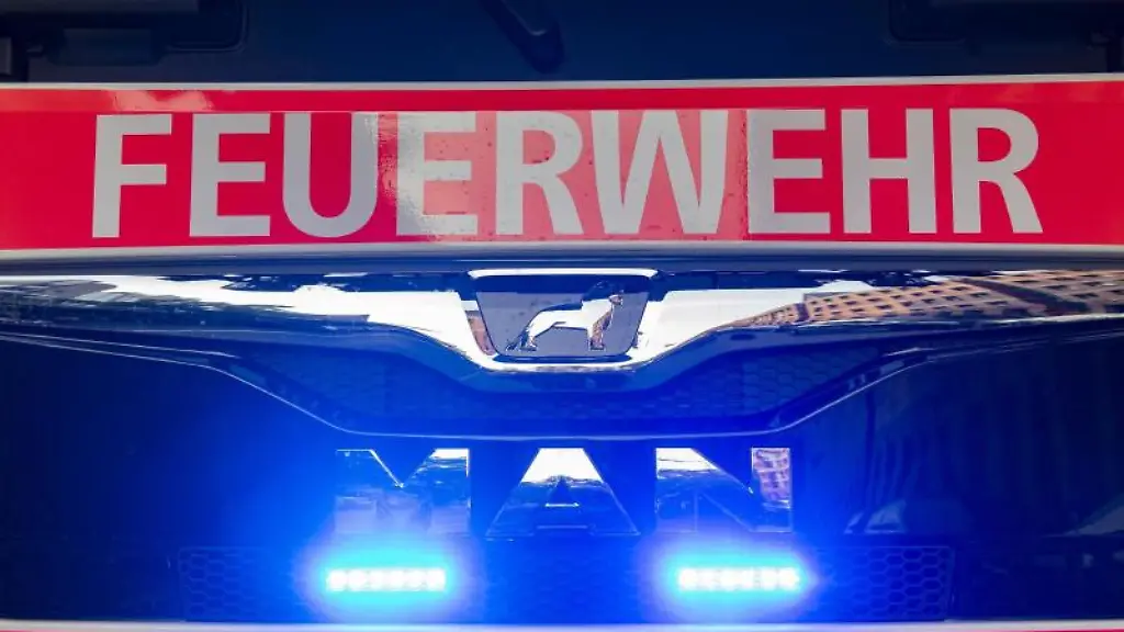 Ein-Einsatzfahrzeug-der-Feuerwehr-mit-angeschaltetem-Blaulicht