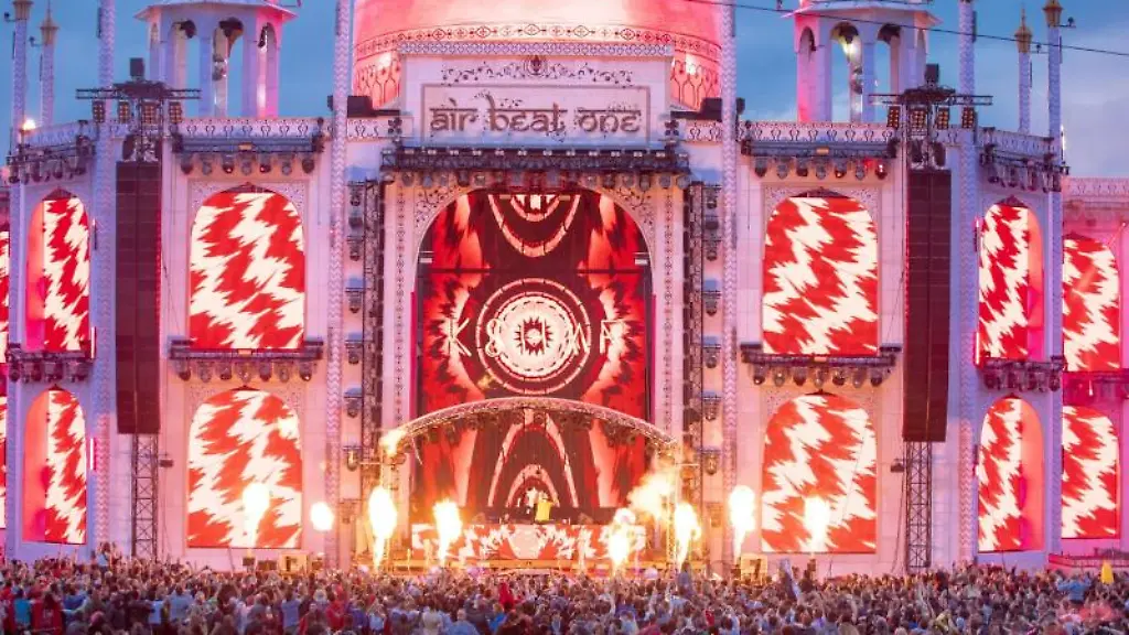 Besucher-tanzen-2019-vor-der-Hauptbuehne-des-Elektro-Festivals-Airbeat-One