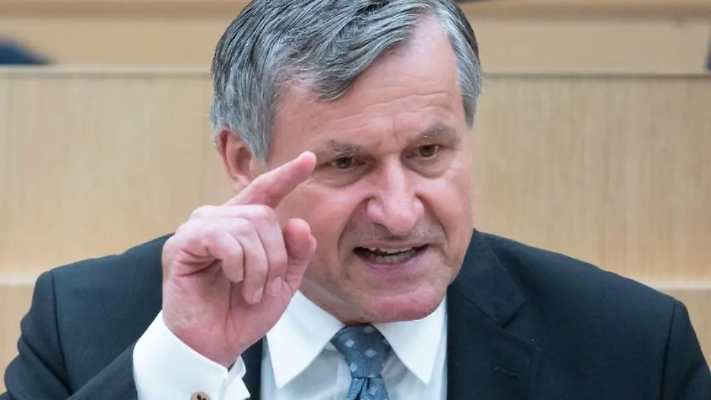 Hans-Ulrich-Ruelke-FDP-Vorsitzender-der-FDP-Fraktion-im-Landtag-von-Baden-Wuerttemberg