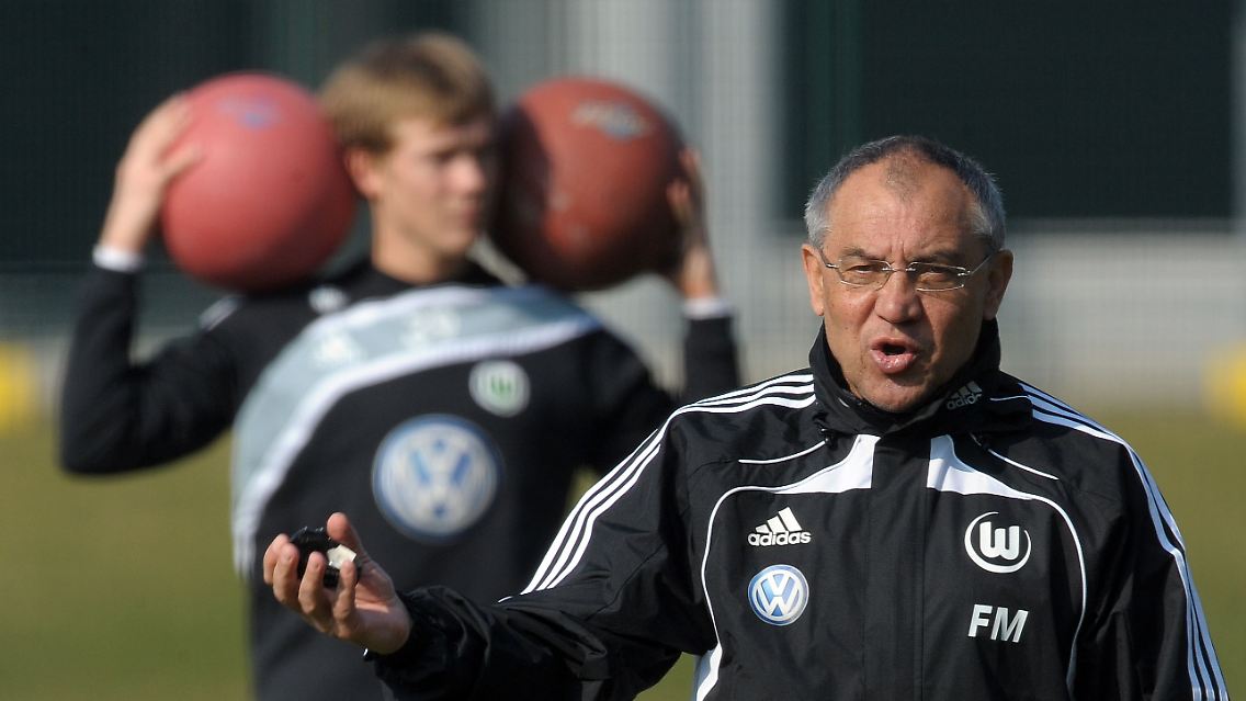 Der Schleifer ist zurück in Wolfsburg: Felix Magath hat mit bewährten Methoden begonnen, die müden "Wölfe" auf Trab zu bringen.
