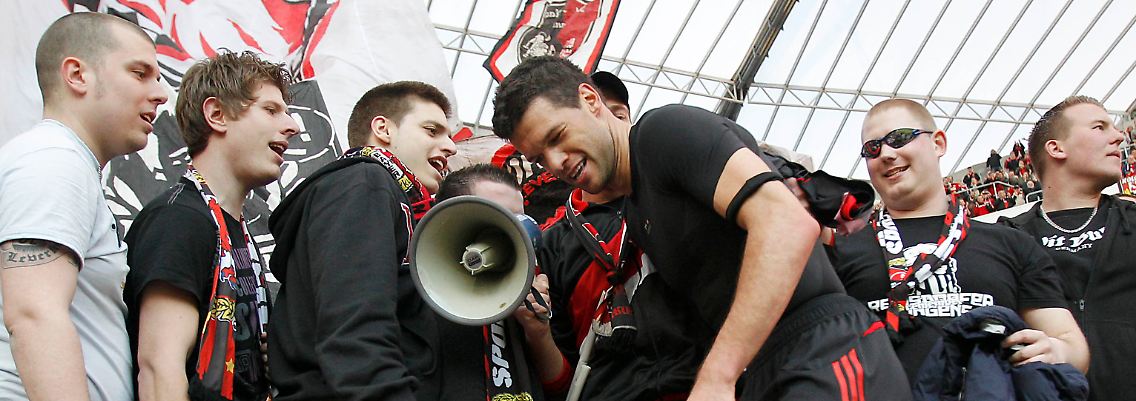 Neulich am Zaun: Michael Ballack macht sich beliebt.