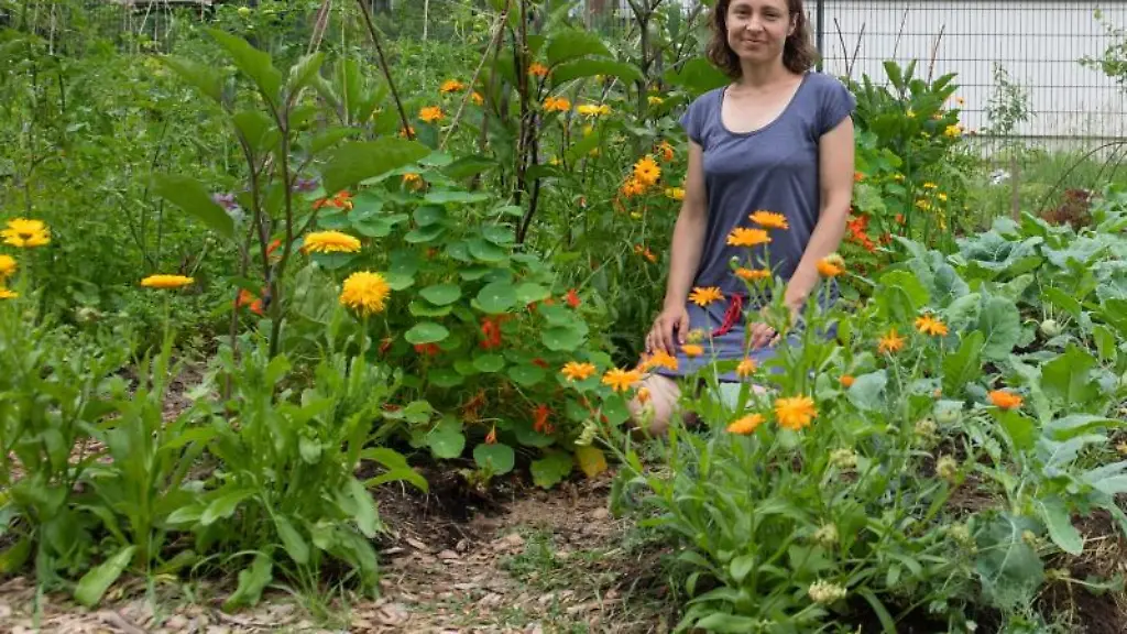 Juliane-Ranck-pflegt-auf-dem-Campus-Westend-in-Frankfurt-einen-Gemeinschaftsgarten