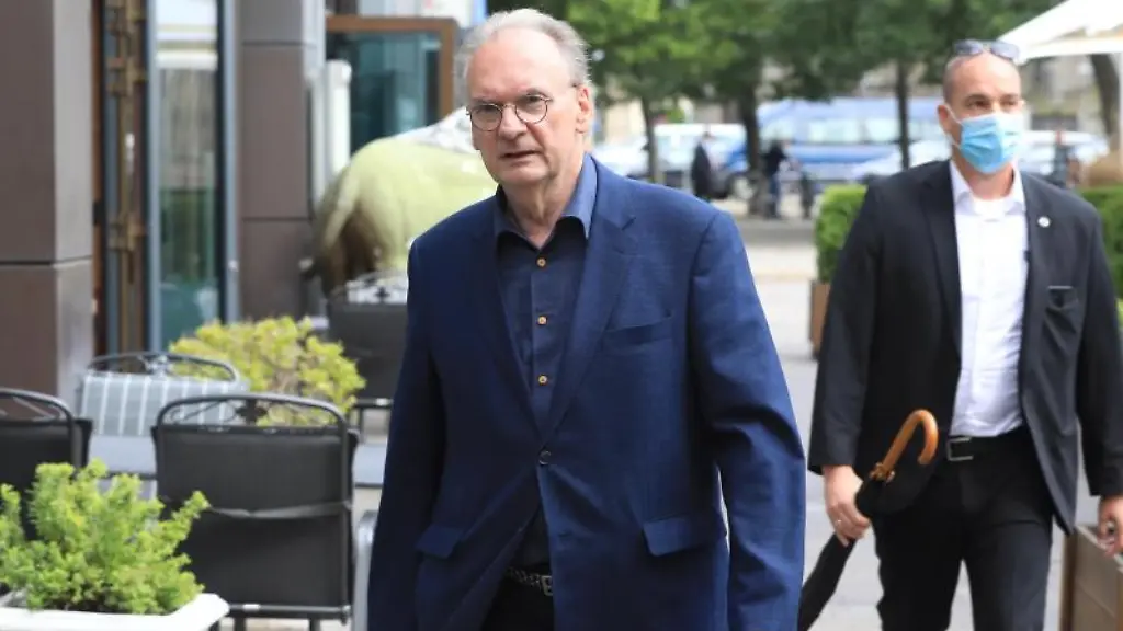 Reiner-Haseloff-CDU-geht-in-den-Eingang-eines-Buerogebaeudes