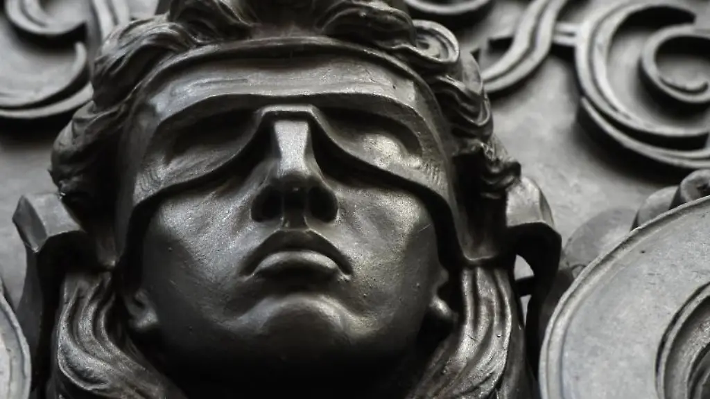 Eine-Figur-der-blinden-Justitia