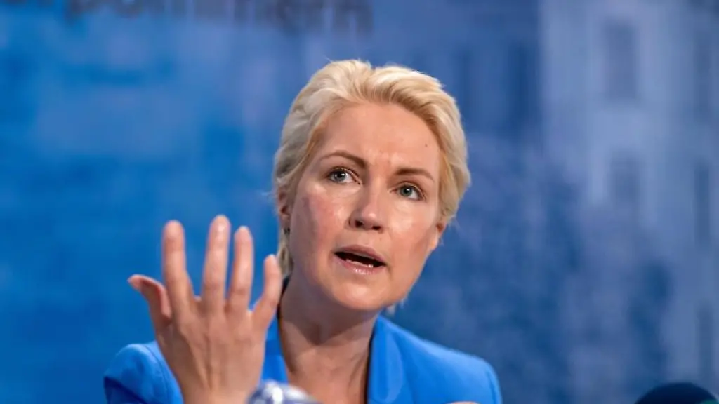 Manuela-Schwesig-SPD-bei-einer-Pressekonferenz