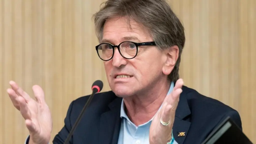 Baden-Wuerttembergs-Sozialminister-Manfred-Lucha-spricht-in-Stuttgart