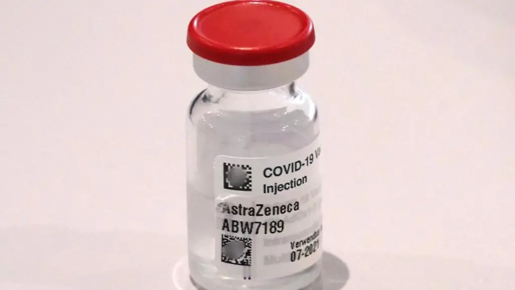 Ein-Behaelter-des-Impfstoffs-Astrazeneca-steht-auf-einem-Tisch