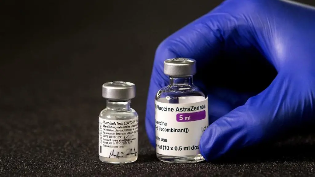 Ampullen-mit-den-Corona-Impfstoffen-von-Astrazeneca-r-und-Biontech-Pfizer