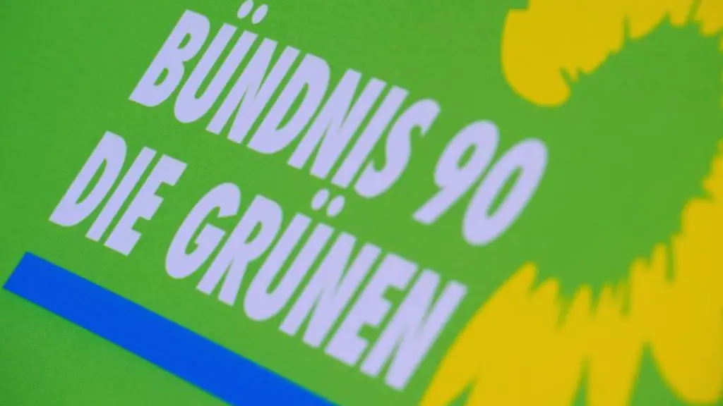 Das-Logo-von-Buendnis-90-Die-Gruenen-steht-auf-einem-Aufsteller-der-Partei